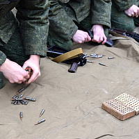 Занятия по огневой подготовке с военнослужащими из числа нового пополнения