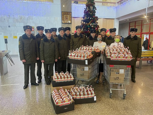 Курсанты поздравили детей 