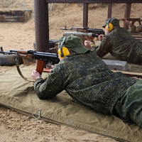 Штатным оружием владеют в совершенстве