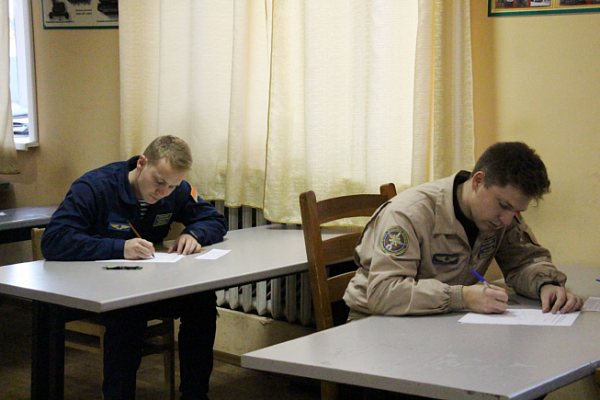 Будущие летчики держат экзамен