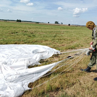 Военнослужащие в/ч 89417 совершили прыжки с парашютом