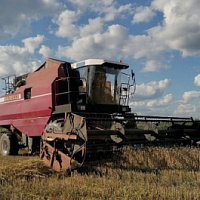 Военнослужащие продолжают оказывать помощь сельским труженикам в уборочной страде