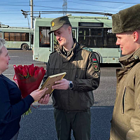 Фотофакт: военнослужащие во всех гарнизонах Беларуси поздравляют женщин с предстоящим праздником