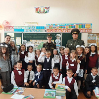 Военнослужащие 72 ОУЦ поздравили школьников с Днём знаний