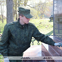 Военнослужащие 74-го отдельного полка связи наводят порядок на закреплённых за частью братских могилах