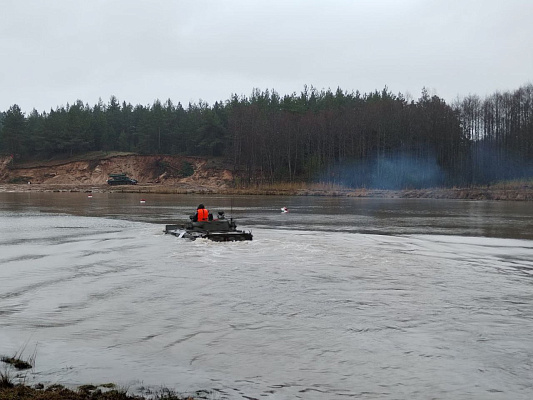 Занятия по вождению боевых машин на плаву и под водой