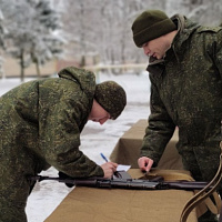 Военнослужащим нового пополнения вручили боевое оружие