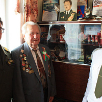 Военнослужащие 86 брс поздравили ветерана с Днём Независимости Республики Беларусь