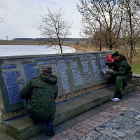 В разных уголках Беларуси военнослужащие приводят в порядок территории