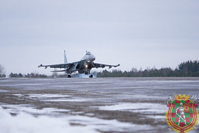 Многоцелевые истребители СУ-35С ВКС России прибыли в Беларусь (видео)