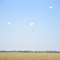 Военнослужащие 38 одшбр совершили прыжки с парашютом