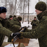 Военнослужащим нового пополнения вручили боевое оружие