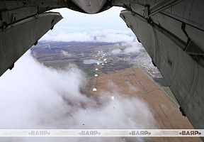 Военнослужащие 103 овдбр совершили прыжки с парашютом из самолета Ил-76МД