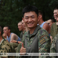 Военнослужащие Народно-освободительной армии Китая дали концерт в полевых условиях