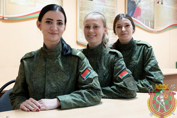 Военная форма им точно к лицу!