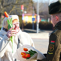 Военнослужащие 11 омбр поздравляют жительниц Слонима с наступающим женским праздником