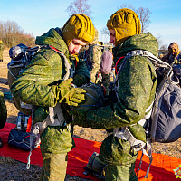 Витебские десантники совершили учебно-тренировочные прыжки с парашютом