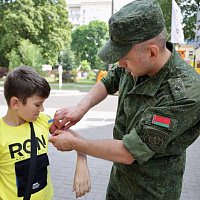 Выставка военно-медицинского института в сквере Мулявина