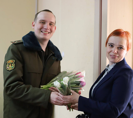 Фотофакт: военнослужащие во всех гарнизонах Беларуси поздравляют женщин с предстоящим праздником