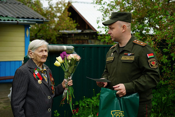 Военнослужащие 36 дмбр поздравили ветерана и узников фашистских концлагерей с наступающим Днём Победы