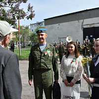 Брестские десантники поздравили ветеранов с наступающим Днём Победы