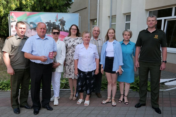 Его подвиг память хранит