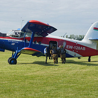 Витебские десантники совершили прыжки с парашютом с самолета АН-2
