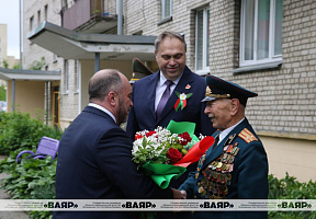 В Гродненском гарнизоне поздравили участника Великой Отечественной войны с наступающим Днём Победы