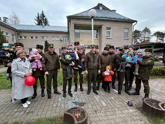 Военнослужащие из 72 ОУЦ посетили Борисовский специализированный дом ребенка