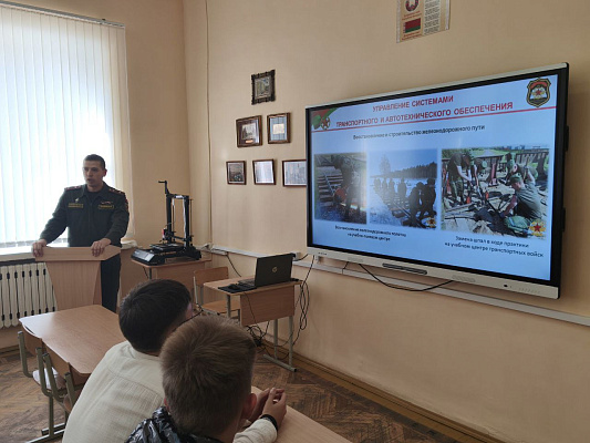 Школьники посетили военно-транспортный факультет в БелГУТ