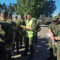 Учатся гвардейцы