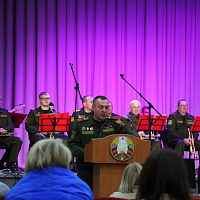 Слонимские гвардейцы подарили женщинам праздничный концерт