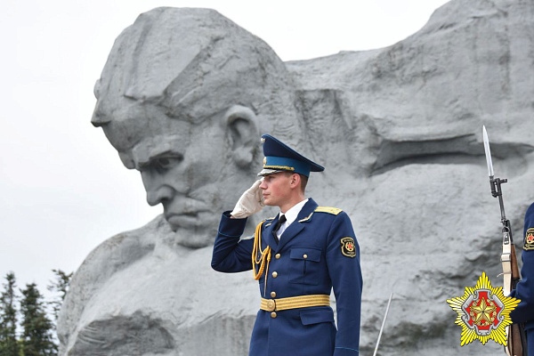 Брестские десантники возложили цветы в мемориальном комплексе «Брестская крепость-герой»