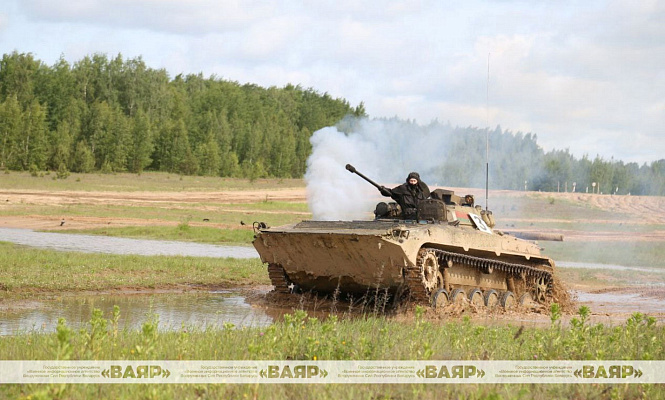 Занятия по вождению боевых машин с курсантами Военной академии