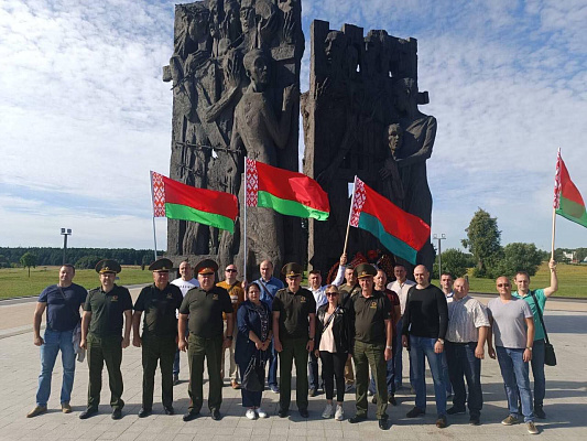 Цветы у мемориала 