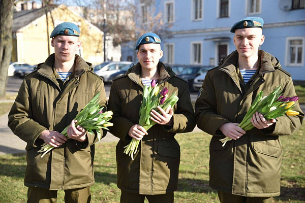Брестские десантники поздравили горожанок с Днем женщин