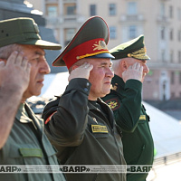 Торжественная церемония возложения цветов к монументу Победы