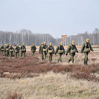 Военнослужащие 38 одшбр совершили свой первый прыжок с парашютом с высоты 800 метров
