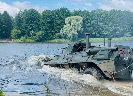 Военнослужащие 6 омбр преодолели водную преграду