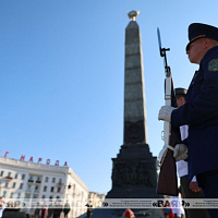 Торжественная церемония возложения цветов к монументу Победы