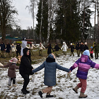 Военнослужащие одной из воинских частей ВВС и войск ПВО устроили детям праздник