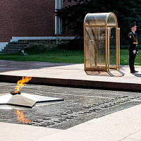 Участники фестиваля «Спасская башня» почтили память погибших воинов