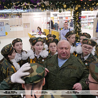 Белорусские военные принимают участие в празднике в столичном торговом центре «Першы нацыянальны гандлёвы дом»