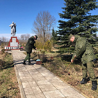 В разных уголках Беларуси военнослужащие приводят в порядок территории