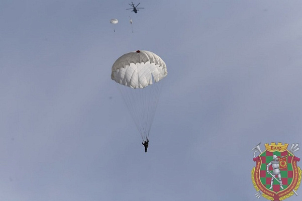 Военнослужащие войсковой части 89417 совершили десантирование