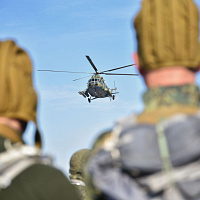 Военнослужащие 38 одшбр совершили прыжки с парашютом