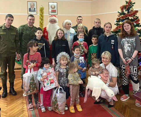 Поздравили детей 