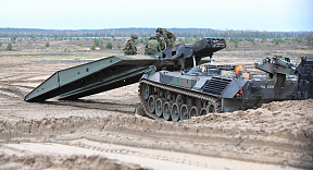 Эстонские солдаты освоили свой первый саперный танк и не только его