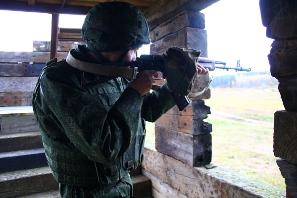 Занятие по огневой подготовке с военнослужащими Минской военной комендатуры