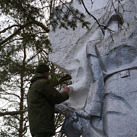 В разных уголках Беларуси военнослужащие приводят в порядок территории